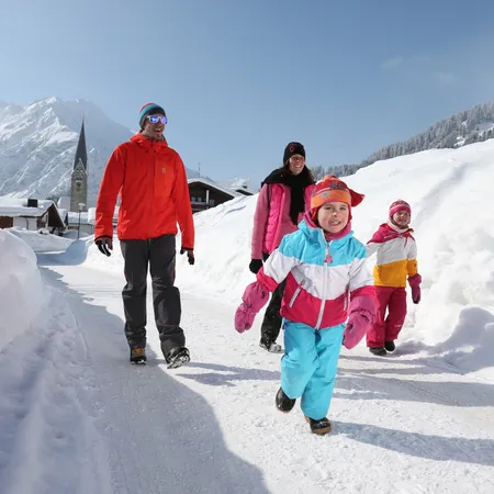 Winter-Familienaktivitäten im Alphotel Kleinwalsertal